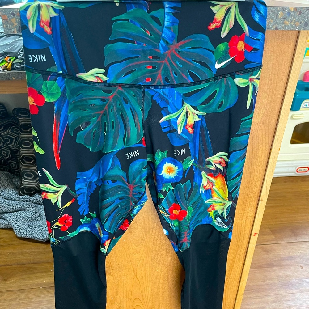 Nike Dri-Fit Tropical Leggings. Size Large.